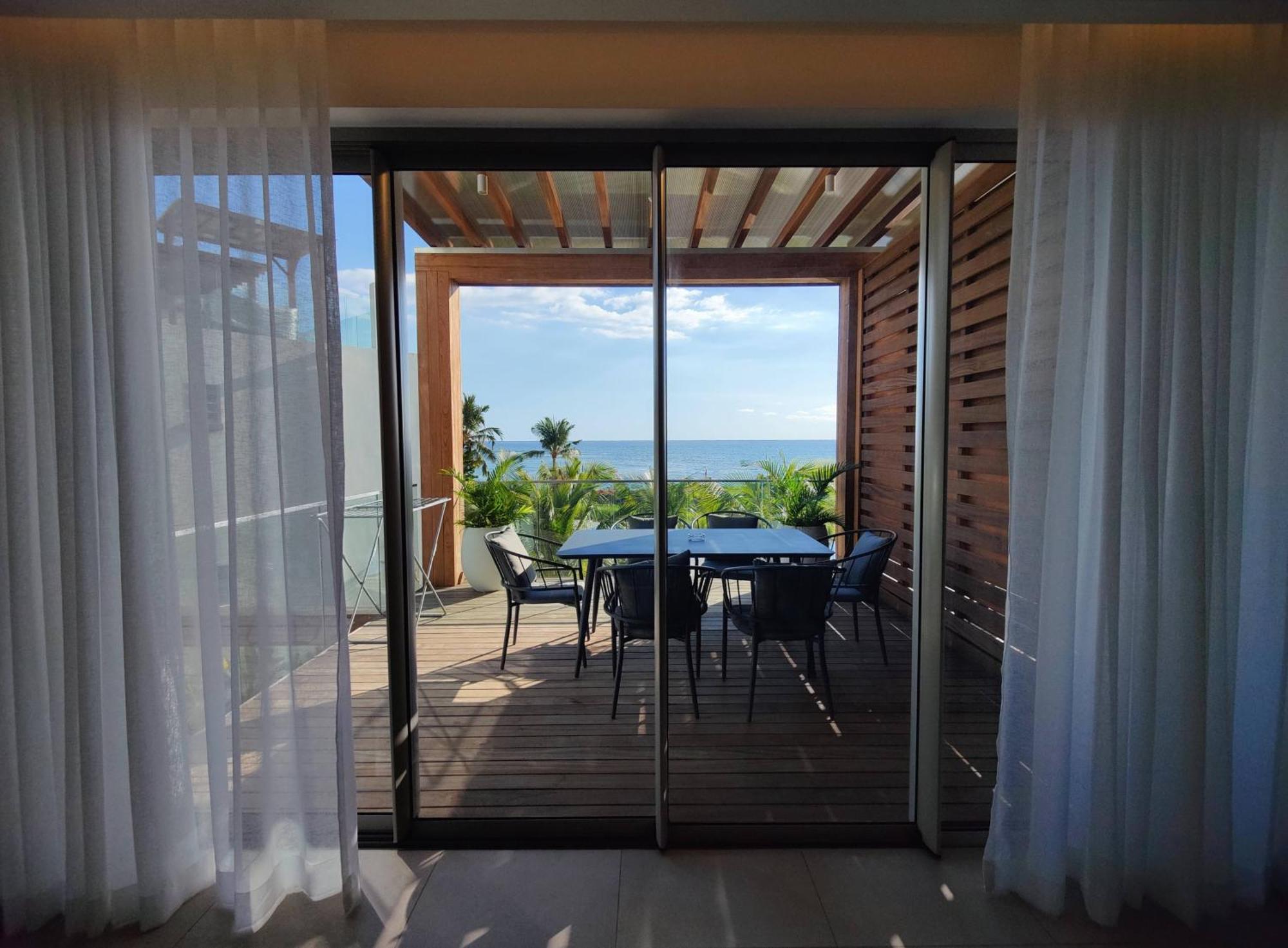 פוינט או פימנטס Ocean Point Beach Front Apartment מראה חיצוני תמונה